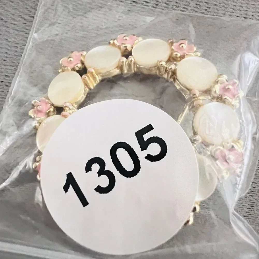 Vintage Brooch Pin with Daisy’s MOTHER OF PEARL Enamel Wreath Gold Tone 1305